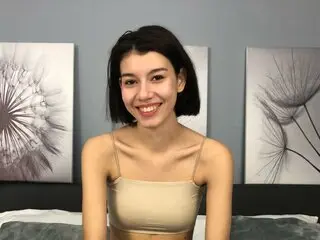 ElisLin shows naked pics