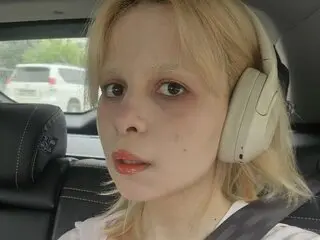 JillianOng shows pictures webcam