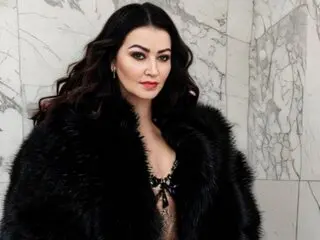 SarahCopper shows jasmine pussy